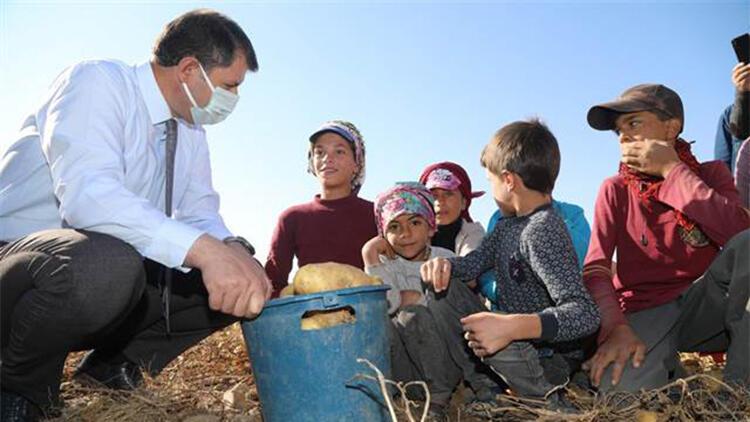 Sivas’ta, tarım işçisi ailelerin çocuklar için tarlaya eğitim çadırı kurulacak