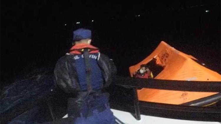 Çeşme açıklarında 25 düzensiz göçmen kurtarıldı