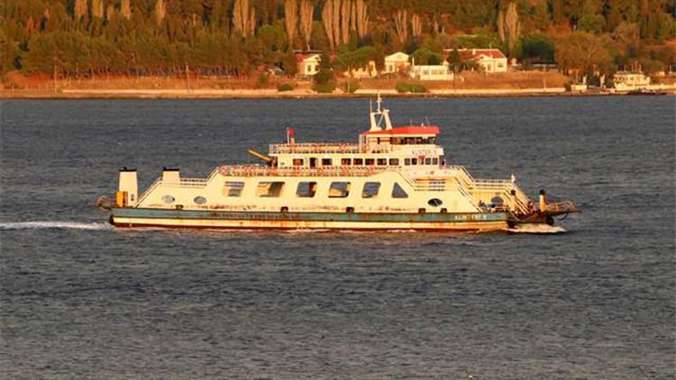 Gökçeada ve Bozcaada’ya bazı feribot seferlerine fırtına engeli