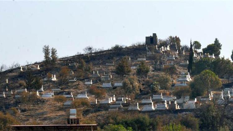 Hatay'daki orman yangınında mezarlıklar da zarar gördü