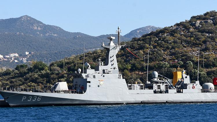 Türk fırkateyni, Kaş Limanı'nda bekleyişini sürdürüyor