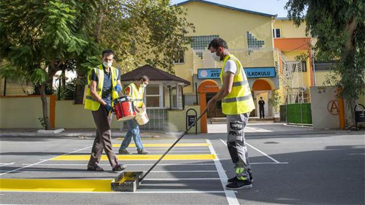 Mersin’de 520 okul önüne trafik uyarı levhaları yerleştirildi