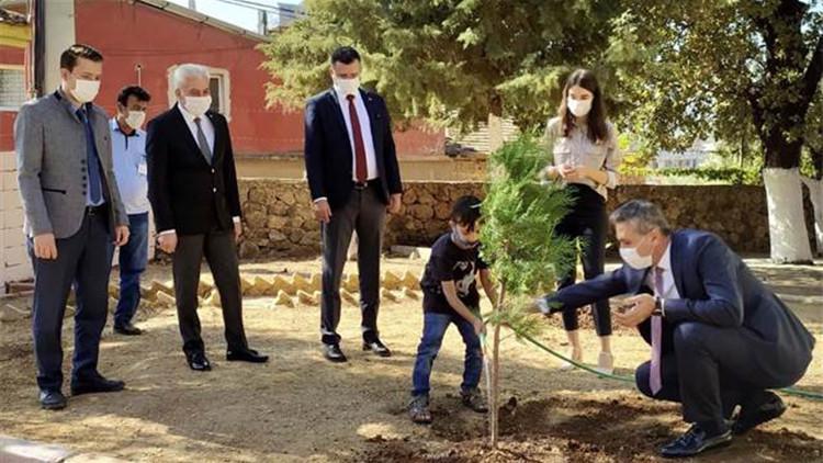 Minikler okul bahçesine fidan dikip can suyu verdi