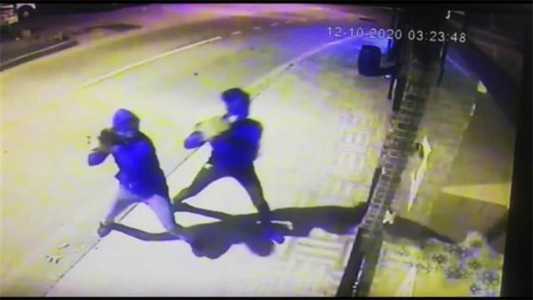 Camları kaldırım taşıyla kırıp, iş yerlerini soyan şüpheliler yakalandı