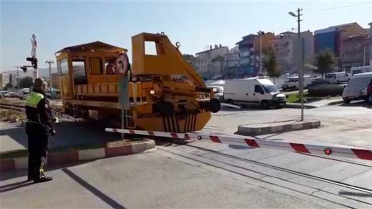 Aracını bariyerin altına bırakıp, alışverişe gitti