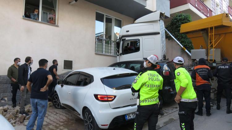 Maltepe'de hafriyat yüklü kamyon binaya çarptı: 1 yaralı