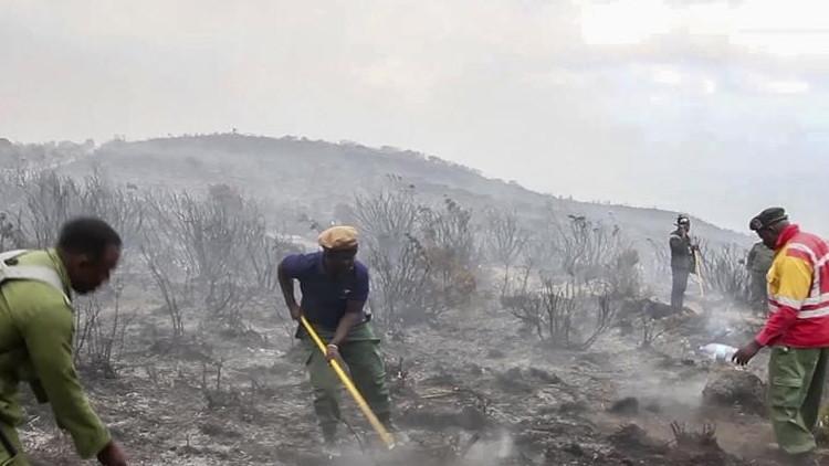 Afrika'nın en yüksek dağındaki yangında 500 gönüllü görev yapıyor