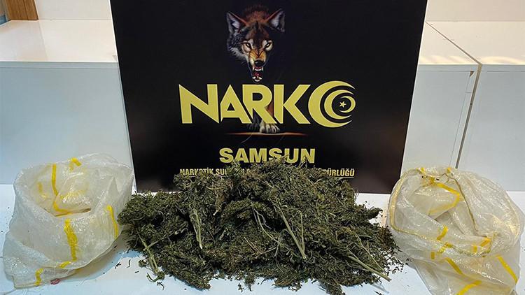 Evlerinde 1 kilo esrarla yakalandılar