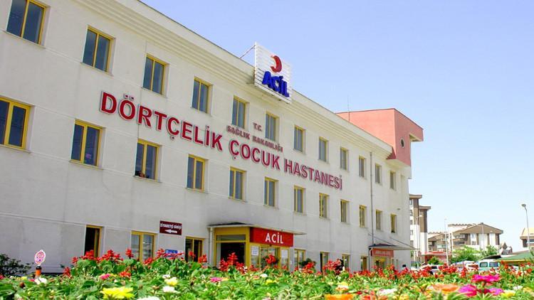 Bebeğini götürdüğü hastanede sağlık çalışanına tekme attı!