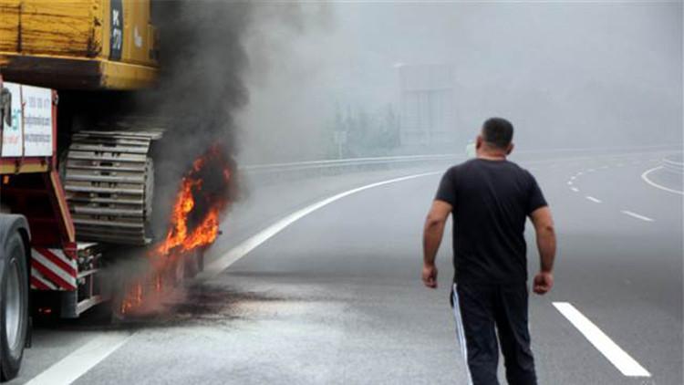 İş makinesi yüklü TIR'ın lastikleri yandı