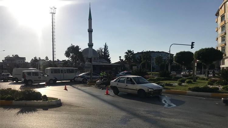 Kırmızı ışıkta geçen otomobil iki ayrı motosiklete çarptı: 2 yaralı