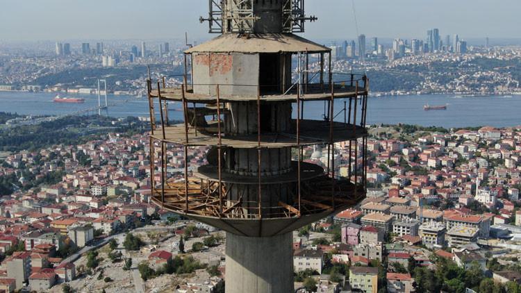 Çamlıca'da 40 yıldır hizmet veren TRT verici kulesinin sökümüne de başlandı