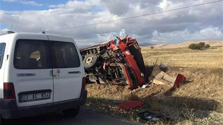 Kamyonla çarpışan traktör ikiye bölündü