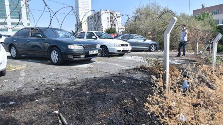Adliye otoparkı yakınında çıkan yangında 4 araç zarar gördü