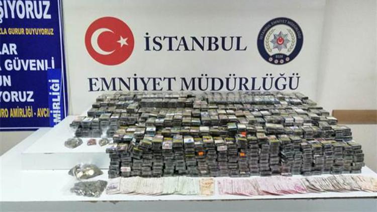 Avcılar'da sigara dolu çuvalları bırakıp kaçtılar, metruk binada yakalandılar