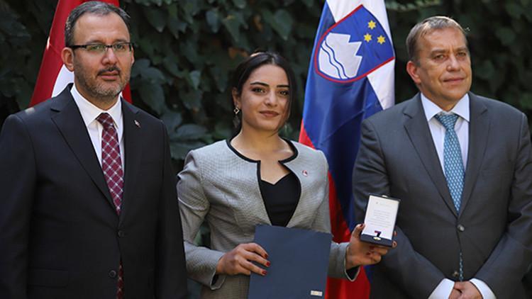 Milli kayakçı Sıla Kara'ya Slovenya'dan özveri madalyası!