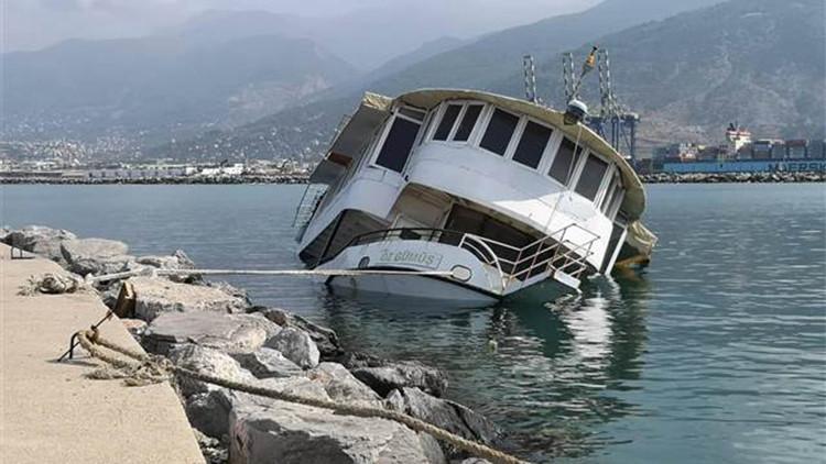 Balıkçı barınağındaki tekne, su alıp, yan yattı