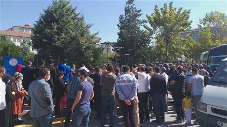 Aksaray'da veliler okul önünde sosyal mesafeyi unuttu