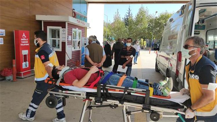 Seyir halindeki minibüsten düşerek yaralandı