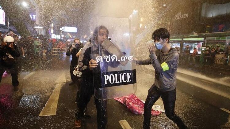 Taylandda protestolar sürerse sokağa çıkma yasağı ilan edilecek
