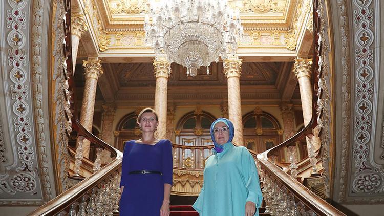 Emine Erdoğan, Zelenski'nin eşiyle Dolmabahçe Sarayı'nı ziyaret etti