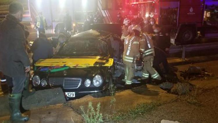 Kartal'da bariyerlere çarpan otomobildeki iki kişinin ayakları koptu