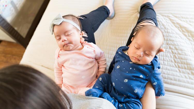 ikiz bebek emzirmenin pratik yollari