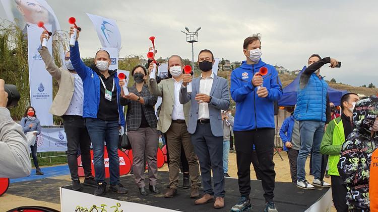 Triatlon'da 300 atlet bir araya geldi, kazananlar belli oldu