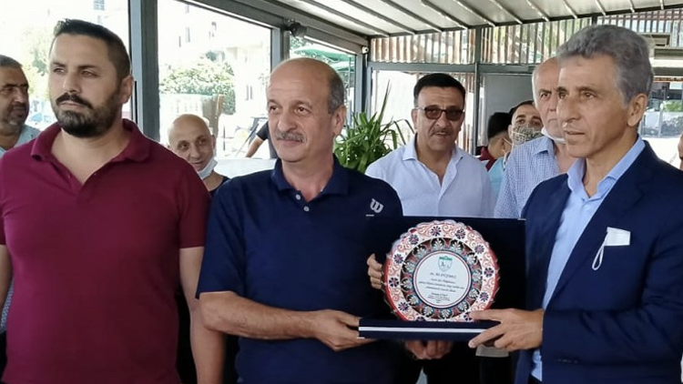 TFF yöneticisi Ali Düşmez'e başarı plaketi