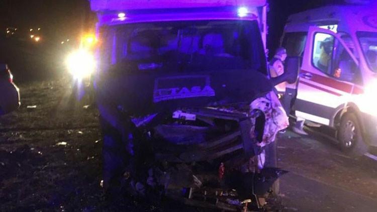 Koyunlar yola atladı, 2 araç birbirine girdi! İki ölü