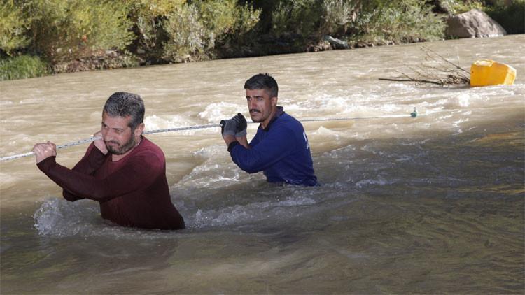 Tehlikeyi göze alıp, Zap Suyu'ndan odun topluyorlar