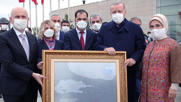 Son dakika haberler: Cumhurbaşkanı Erdoğan'a, 15 Temmuz'da çizdiği rotanın tablosu hediye edildi