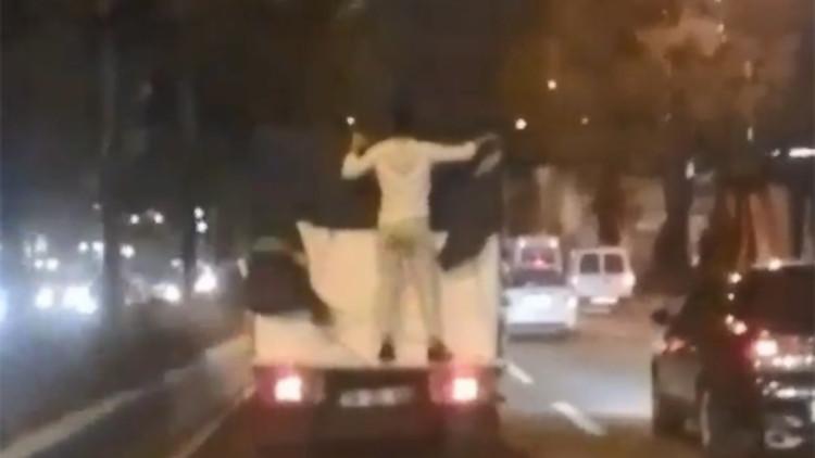 Kamyonet arkasında tehlikeli yolculuk