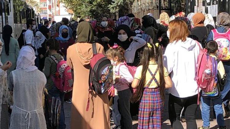 Okullar çevresinde endişelendiren veli yoğunluğu