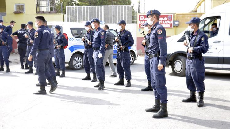 Cezaevi önünde ortalık karıştı! Başgardiyan yaralandı...