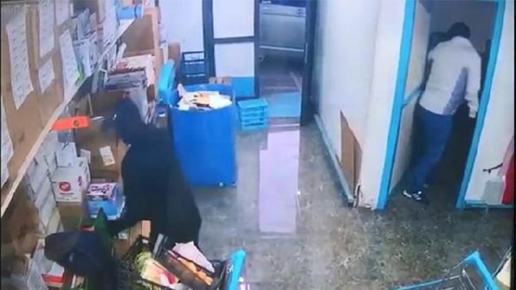 Küçükçekmece'de marketten hırsızlık yapan şüpheliler kamerada