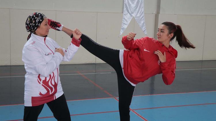 Anne kız aynı spor okulunda öğrenci