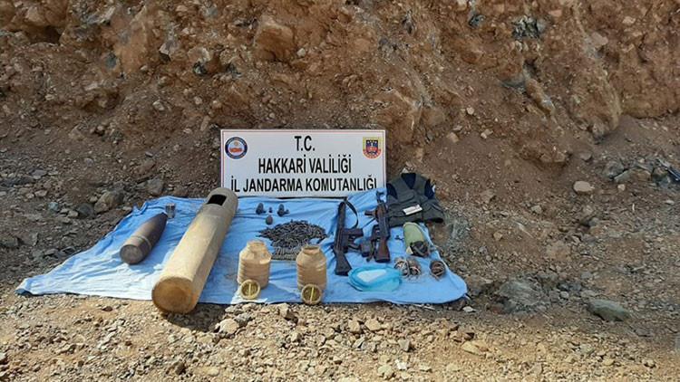 Hakkari'de teröristlere ait patlayıcı ve mühimmat ele geçirildi