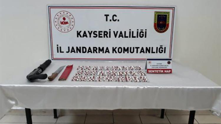 Evinde uyuşturucu hapla yakalandı