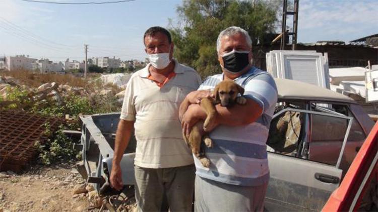 Hurda aracın altında sıkışan yavru köpeği esnaf kurtardı