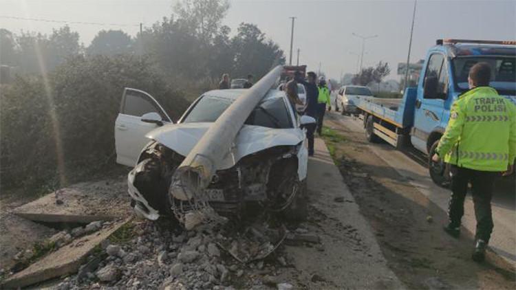 Yol kenarındaki direğe çarpan otomobilin sürücüsü kaçtı