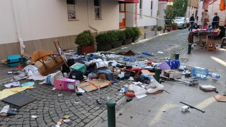 Evdeki eşyaları pencereden sokağa attı