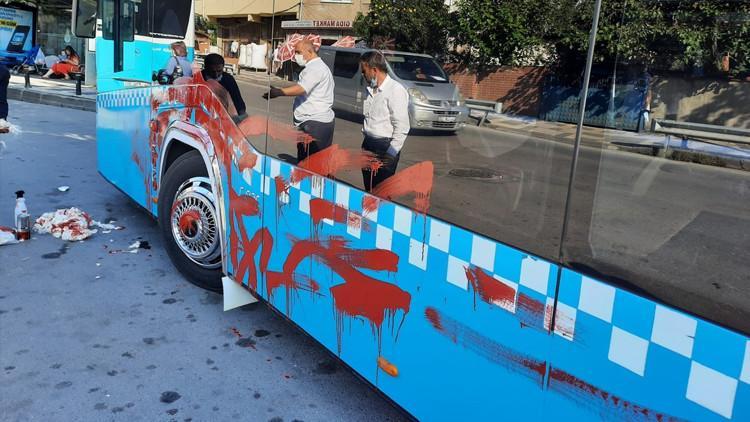 Otobüsü önce yumrukladı sonra kırmızıya boyadı