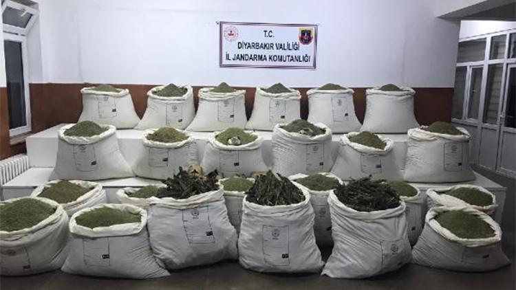 Diyarbakır'da narko-terör operasyonunda 877 kilo esrar ele geçirildi