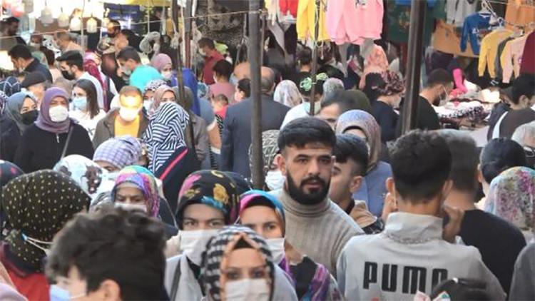 Esenyurt'ta sosyal mesafesiz, maskesiz semt pazarı