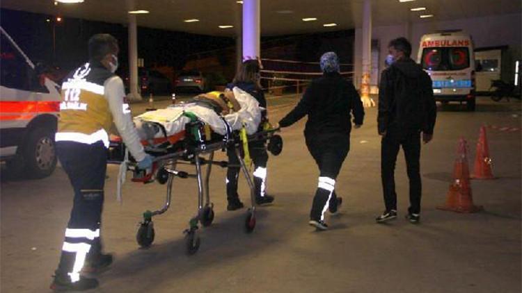 Şarampole devrilen otomobilde 3 kişi yaralandı