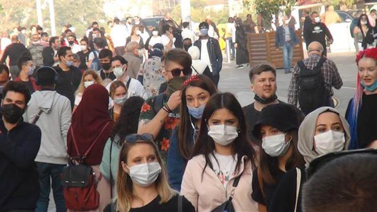 İstanbullu virüs dinlemedi! İstiklal Caddesi'nde korkutan görüntü