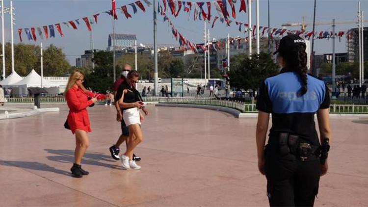 Taksim'de drone destekli maske denetimi