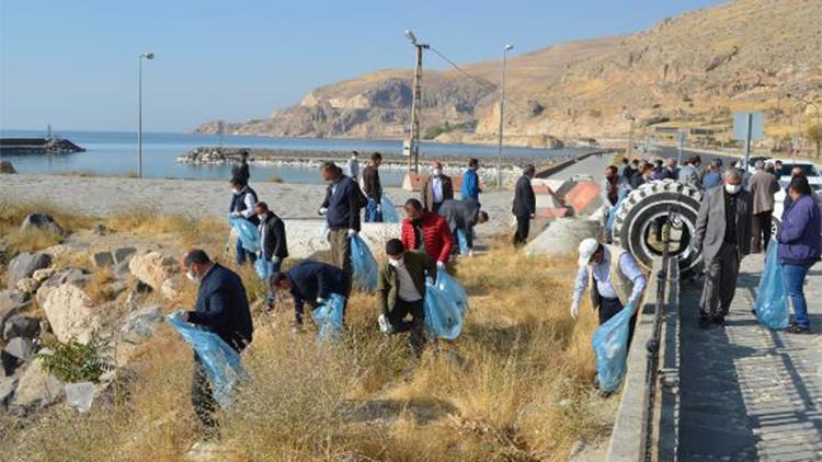 Adilcevaz’da Van Gölü sahili temizlendi