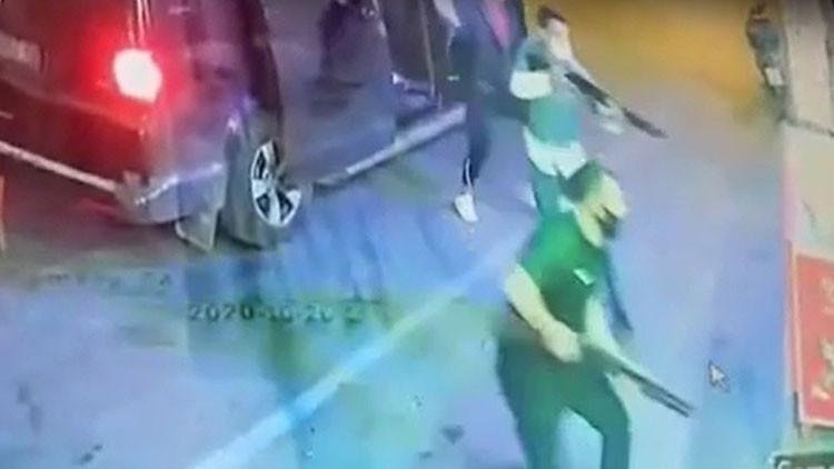 İzmir’de dehşet anları! 7 kişi pompalı silah ve sopalarla bastı...